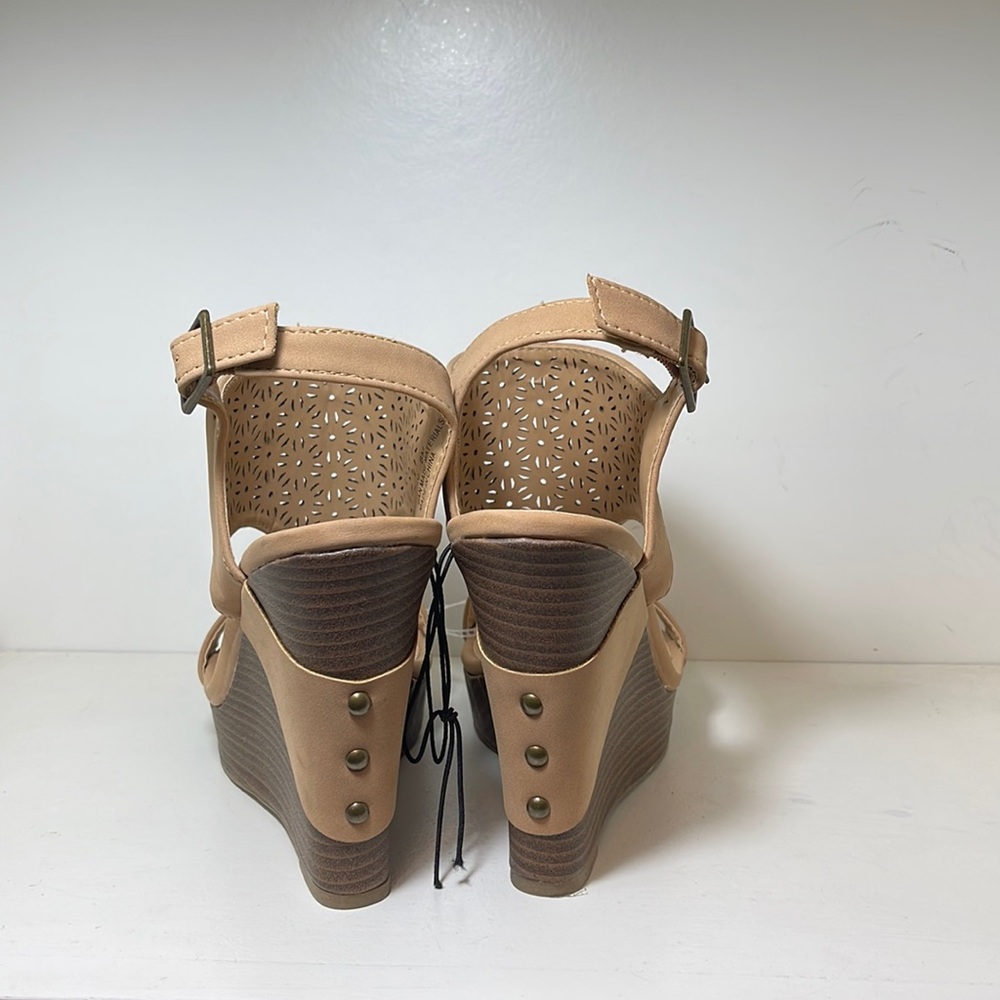 Women’s Bella Vita Wedge. Size 8. - Picture 4 of 8